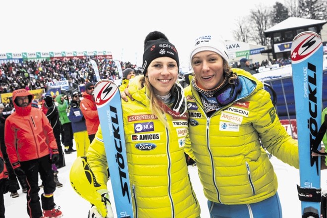 Ana Bucik (levo) se je razveselila darila Ilke Štuhec (desno), ki ji je prepustila vozovnico za nastop v Stockholmu.