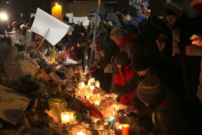 Kanadčani so med žalovanjem za žrtve terorističnega napada na mošejo v Quebecu prižigali sveče.