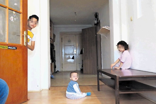 MNZ je desetčlansko begunsko družino preselil v plesnivo in zanemarjeno stanovanje. Njegov lastnik mesečno prejema 730 evrov...