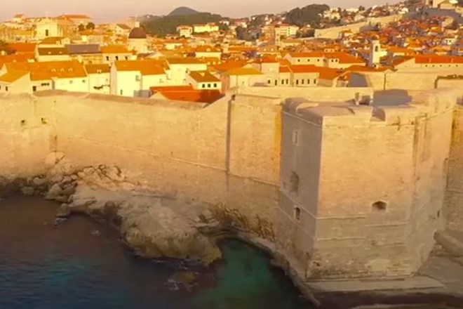 Hrvati Trumpa prepričujejo, da so vredni drugega ali tretjega mesta na svetu z zidom v Dubrovniku, lepimi ženskami in lahko...