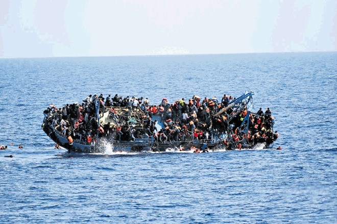 Migranti v prenatrpanem potapljajočem se čolnu pred libijsko obalo.