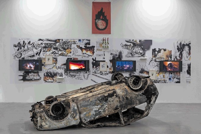 Ob fotografske prizore uporniškega zažiganja avtomobilov po svetovnih velemestih je umetnik postavil videoposnetke svojih...