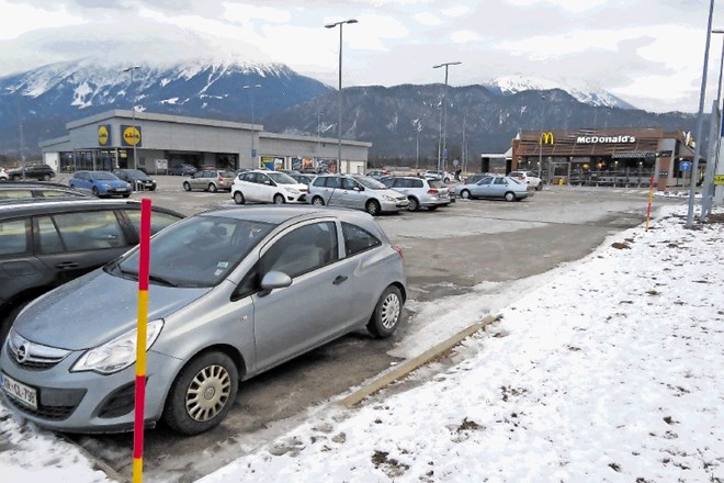 Čeprav v zimskih mesecih običajno obiskovalci nimajo težav s parkiranjem pred leškima trgovino Lidl in restavracijo...