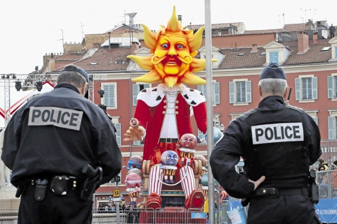 Skrb francoske policije je trenutno  tudi zagotavljanje varnosti na karnevalu v Nici, a brez odgovora na incidente z mladimi...