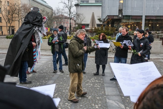 Pesnik Andrej Rozman - Roza na včerajšnjem protestu proti povečevanju policijske represije in nadzoru nad državljani.