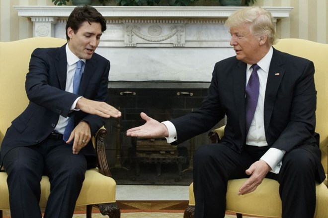 Ameriški mediji pišejo, da je kanadski premier prvi državnik, ki je »obvladal« Trumpovo rokovanje. (Foto: AP)