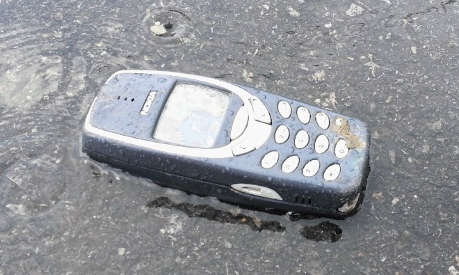 Nokia 3310 je pri domačih »testih vzdržljivosti« morala prenašati marsikaj, od udarcev  z macolo, ležanja v luži in strelov...