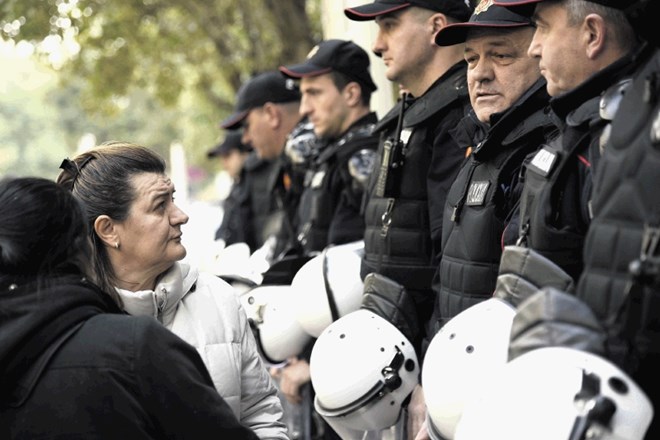 Policija je  demonstrantom preprečila vstop v črnogorski parlament.