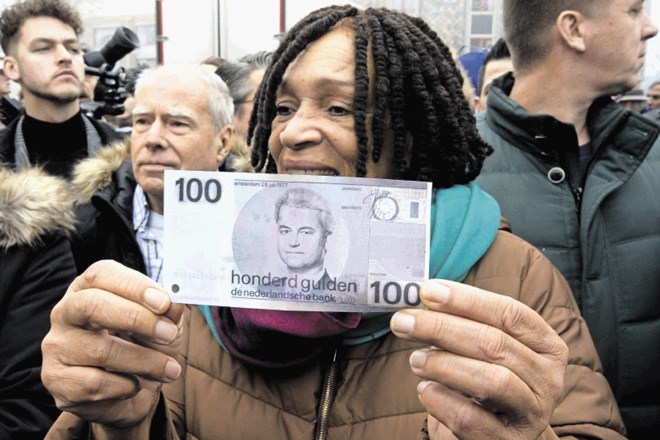 Privrženka Wildersa drži doma narejeni bankovec z njegovo podobo za sto guldnov, nizozemsko valuto pred uvedbo evra.