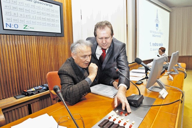 Sekretar državnega sveta Marjan Maučec (na fotografiji desno ob državnem svetniku Janvitu Golobu) dolguje več sto tisoč...