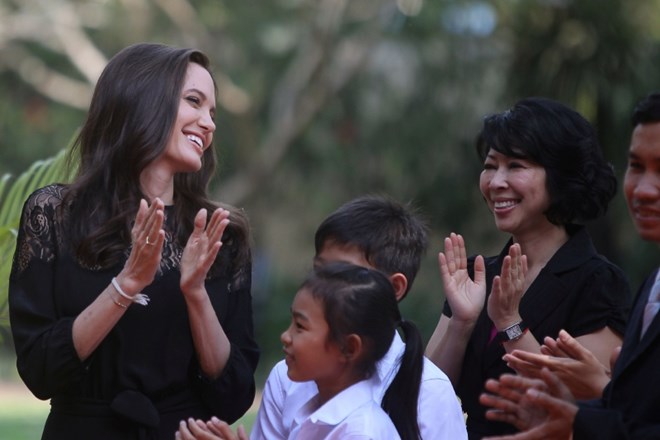 Angelina Jolie se je v Kambodži tudi prvič pojavila v javnosti odkar se je lani ločila od Brada Pitta. Reuters