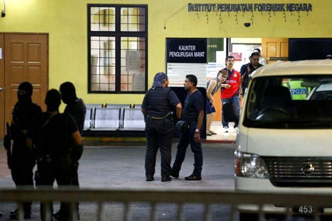 Močno zastražen vhod forenzičnega oddelka bolnišnice v Kuala Lumpurju. (Foto: Reuters)