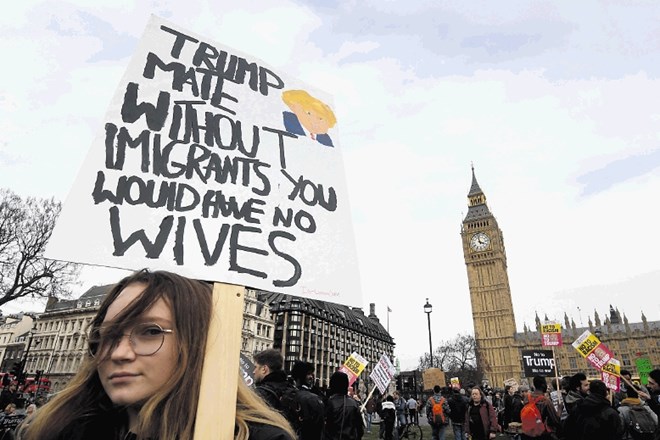 Protestnica v Londonu Trumpa opozarja, da brez priseljencev ne bi imel nobene soproge.