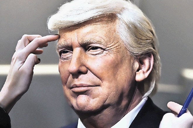 Voščeni Trump je odličen. Kot živ. Važen, našobljen, oranžen in zajeten. S predolgo rdečo kravato. Umetniki, ki so ga...