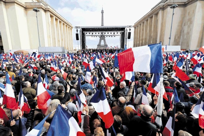 Privrženci republikanskega predsedniškega kandidata so se zbrali na trgu Trocadero pred Eifflovim stolpom.