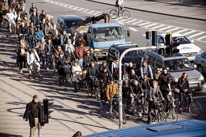V Köbenhavnu se soočajo celo s kolesarsko gnečo. Ankete kažejo, da jih toliko vsak dan sede na kolo, ker je to najhitrejši...