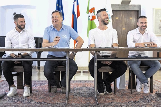 Poleti so podpisali pogodbo   o javno-zasebnem partnerstvu, zdaj pa lahko Jokić, Cesar in Abrić začnejo graditi nogometno...
