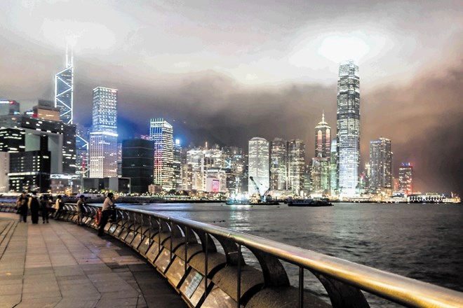 Nočna panorama Hongkonga, v katerem prav tako kot v Singapurju nekaj izjemno bogatih družin nadzira večji del gospodarstva.