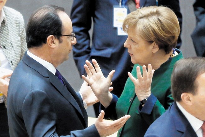 Nemška kanclerka Angela Merkel v pogovoru s francoskim predsednikom Françoisom Hollandom.