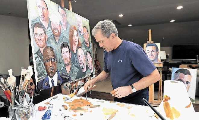 George Bush ml. med slikanjem portretov v svojem studiu