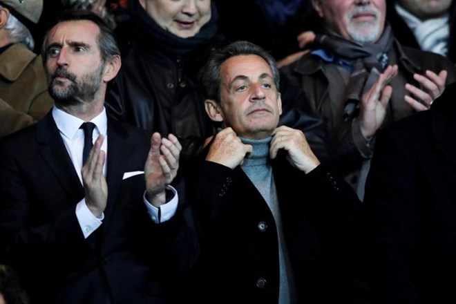 Nekdanji francoski predsednik Nicolas Sarkozy si popravlja tesni ovratnik. (Foto: Reuters)