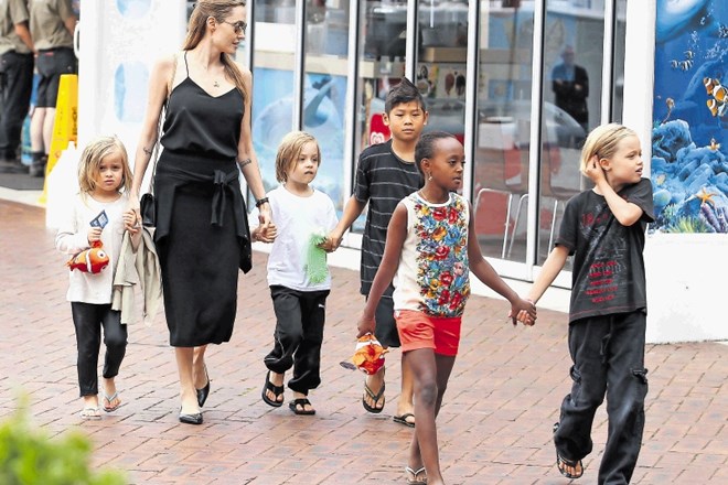 Angelina Jolie z otroki