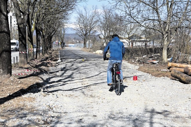 Peščeni odsek na kolesarski stezi ob Vojkovi cesti bo kmalu zamenjal asfalt, občina pa bo kolesarsko stezo podaljšala vse do...
