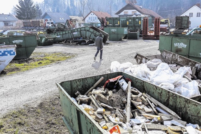 Zabojniki z odpadnim materialom so še vedno na posestvu podjetja Rematom, medtem ko so ogromne kupe smeti počistili.