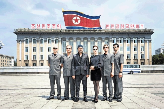 Dokumentarec Dan osvoboditve o gostovanju skupine Laibach v Pjongjangu je bolj kot »dokumentarni muzikal« prav imeniten...
