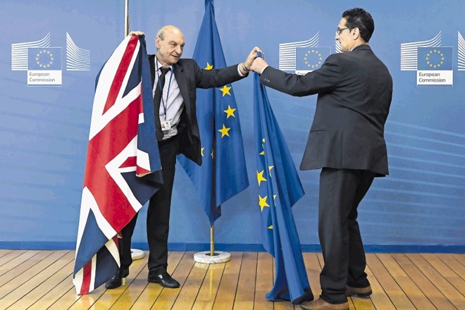 Simbolično ločevanje zastav:  dve leti po začetku pogajanj o brexitu v Veliki Britaniji evropska zastava ne bo več visela.