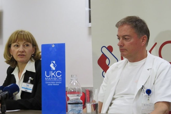 Darja Arko, strokovna direktorica UKC Maribor in predstojnik oddelka za urologijo Dejan Bratuš. (Foto: Tomaž Klipšteter)