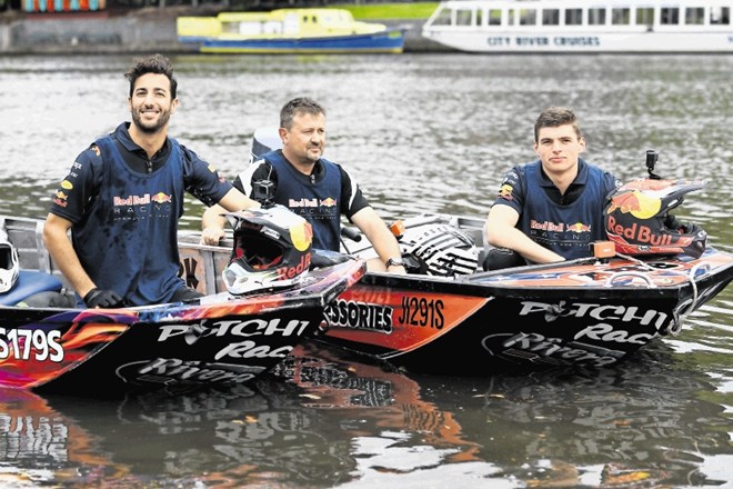 Dirkača Red Bulla Daniel Ricciardo (levo) in Max Verstappen (desno) sta se na reki Yarra v Melbournu pred začetkom nove...