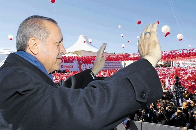Turški predsednik Erdogan je na shodu v Kastamonu opozarjal zahodnjake, da bi se lahko znašli v nevarnosti.