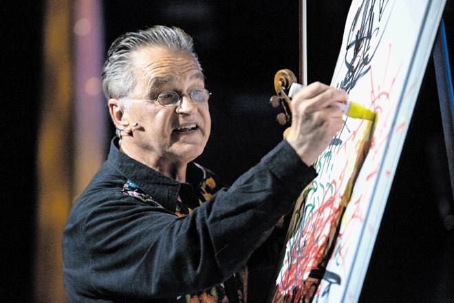 Energični Miha Pogačnik pri posredovanju svojih sporočil vodjem uporablja risbo in glasbo.