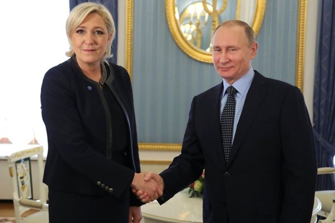 Ruski predsednik Vladimir Putin je v Kremlju sprejel francosko političarko Marine Le Pen. (Foto: Reuters)