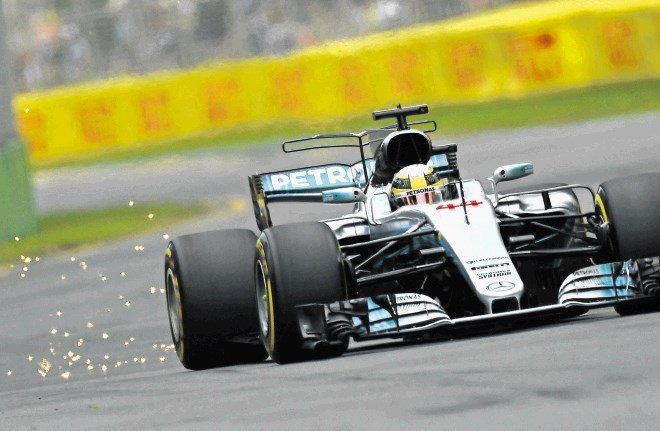 Lewis Hamilton je že na prvem prostem treningu  nakazal, da letos ne misli na nič drugega kot na zmage in ponovno osvojitev...