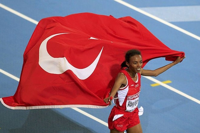 Turkinja Elvan Abeylegesse po zmagi v teku na 10 kilometrov na evropskem atletskem prvenstvu v Barceloni leta 2010. (Foto:...