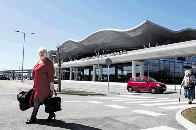 Po novem eno najsodobnejših letališč v regiji  ima kar 1100 parkirnih prostorov, ki so tik pred vhodom v zgradbo. Ena ura...