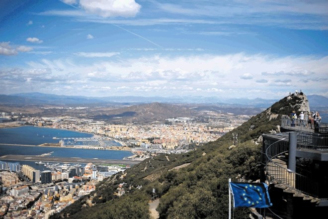 Evropska zastava vihra ob 426 metrov visokem vrhu Gibraltarja, imenovanem The Rock (skala). Pod njim sta gibraltarsko...