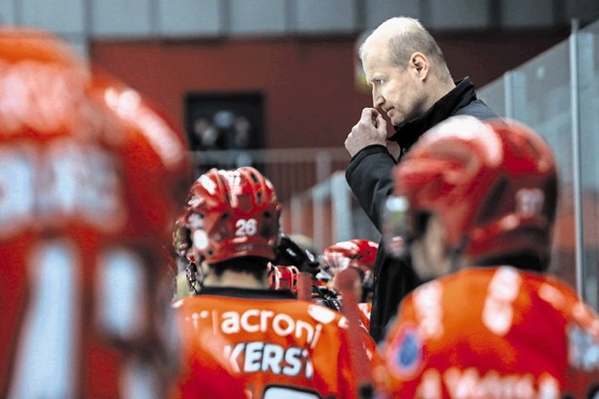 Selektor slovenske hokejske reprezentance Nik Zupančič pravi, da je na klopi Jesenic napredoval v vlogi trenerja.
