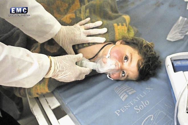Sirski zdravnik pomaga otroku, ki je bil včeraj v Idlibu poškodovan v domnevnem napadu s kemičnim orožjem.