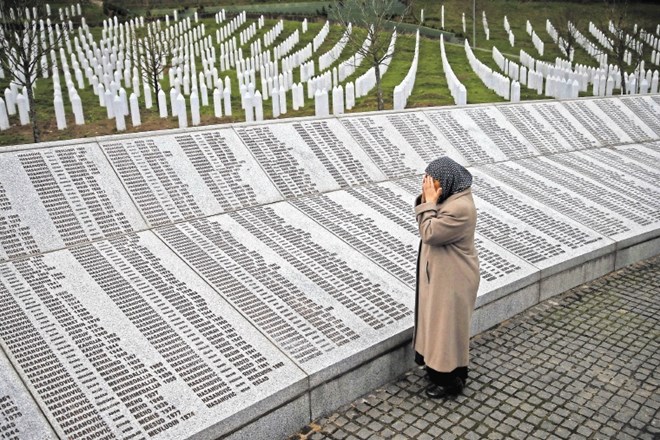 Spominski park Potočari z imeni pobitih po padcu Srebrenice. V BiH še vedno iščejo ostanke 10.000  ljudi.