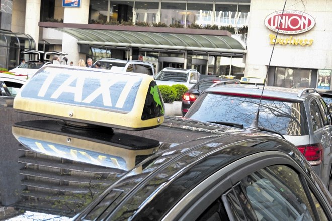 Prepir med taksisti pred hotelom Union je prerasel v fizično nasilje.