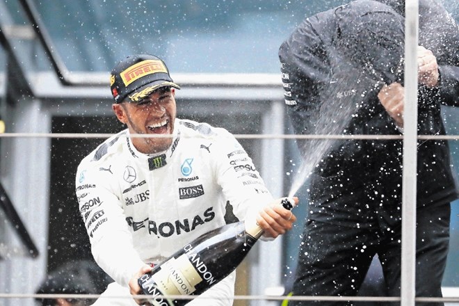 Lewis Hamilton se je v Šanghaju veselil že svoje 54. zmage v formuli ena.