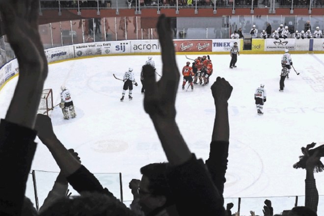 Hokejisti Jesenic so sinoči v Podmežakli z zmago proti Olimpiji razveselili svoje navijače.