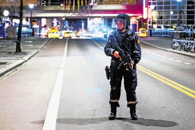 Policistka varuje cesto v središču Osla, kjer so konec minulega tedna našli nekaj podobnega eksplozivni napravi.