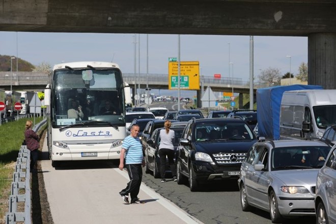 Največ težav je bilo na slovensko-hrvaški meji, skozi katero se vali velik del tranzitnega prometa tudi proti drugim državam...