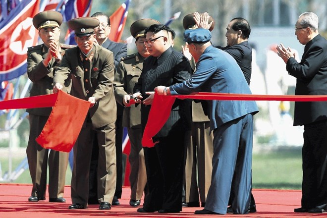 Kim Jong Un ob odprtju novega stanovanjskega kompleksa v Pjongjangu pred praznovanjem  dneva sonca