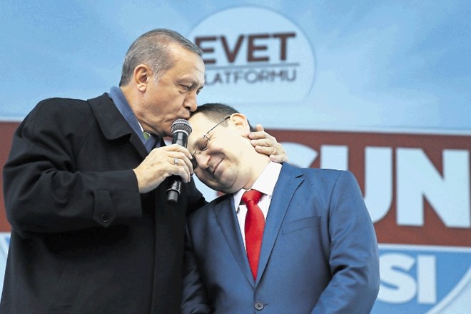 Turški predsednik Recep Tayyip Erdogan je  objel enega od svojih privržencev na predreferendumskem  zborovanju v Giresunu ob...