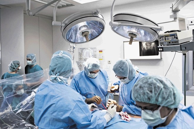 Ljubljanski anesteziologi še vedno ne morejo delati v mariborskem UKC. Tam ocenjujejo, da bi lahko z njihovo pomočjo opravili...